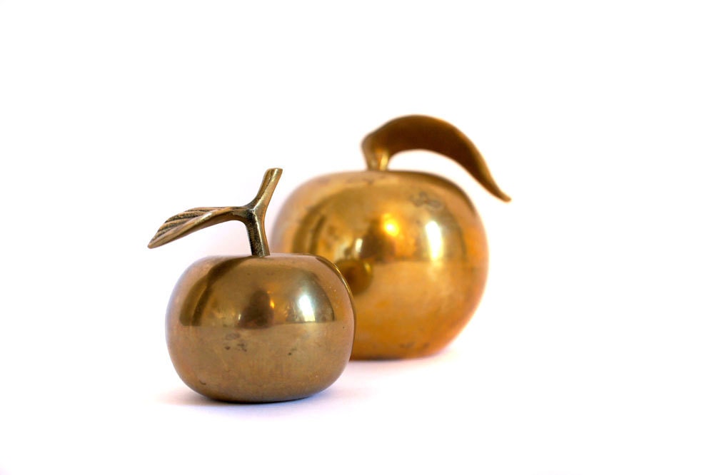 Small Brass Apple // Vintage Paperweight // Great Teacher's or Graduation Gift