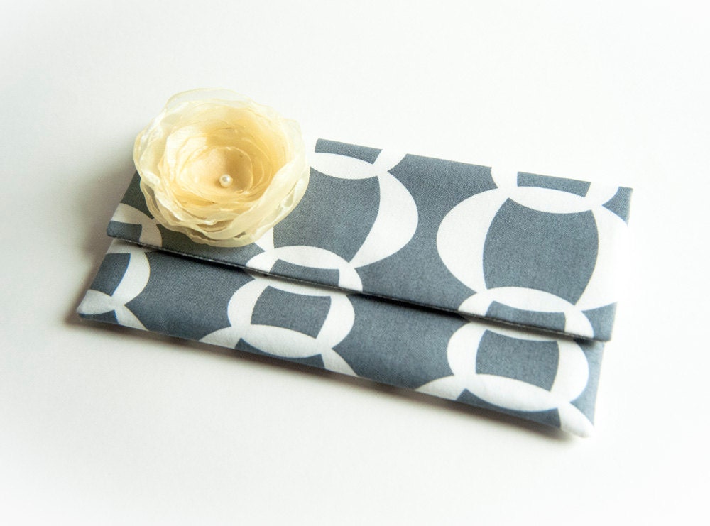 Foldover clutch purse in grey white with a Personalized Colors flower brooch, bridesmaid gift idea, envelope bag, wedding purse by Lolos