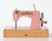 Vintage Sewing Machine - KAY AN EE Pink Toy Sew Master Sewing Machine