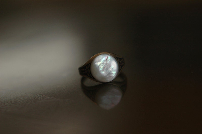 Northern lights - adjustable ring with vintage mother of pearl cabochon in antique silver