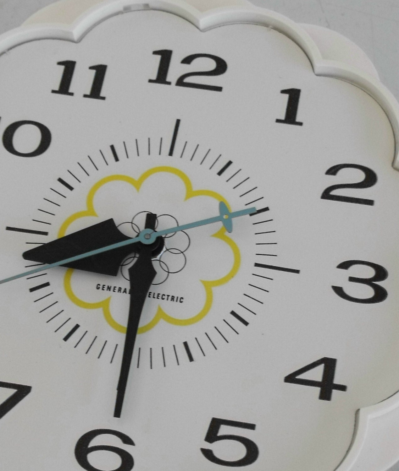 Vintage General Electric flower shaped kitchen clock, keeps excellent time