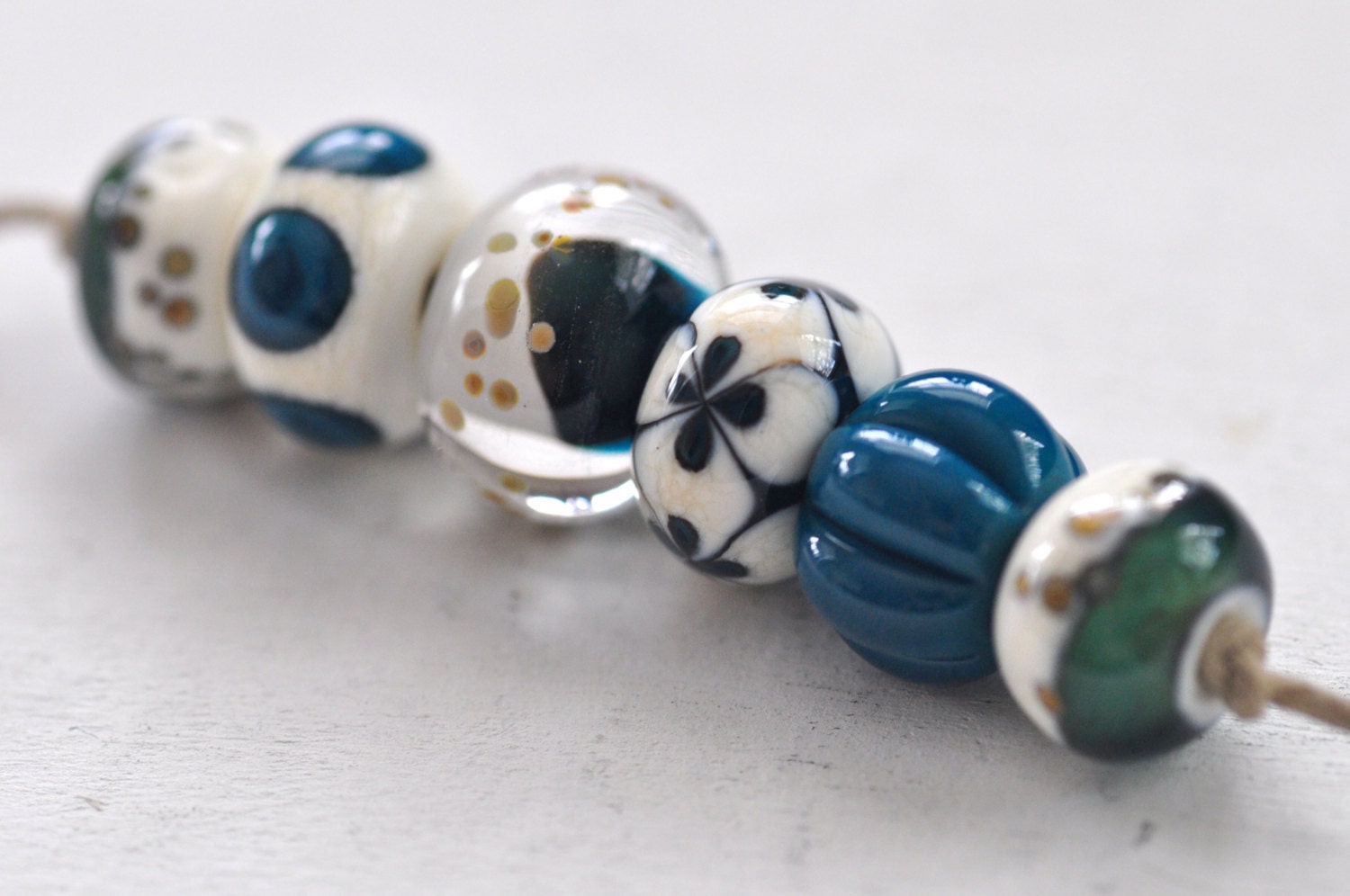 p i n o c e a n lampwork beads set ( 6 ) - mix / blue and ivory -