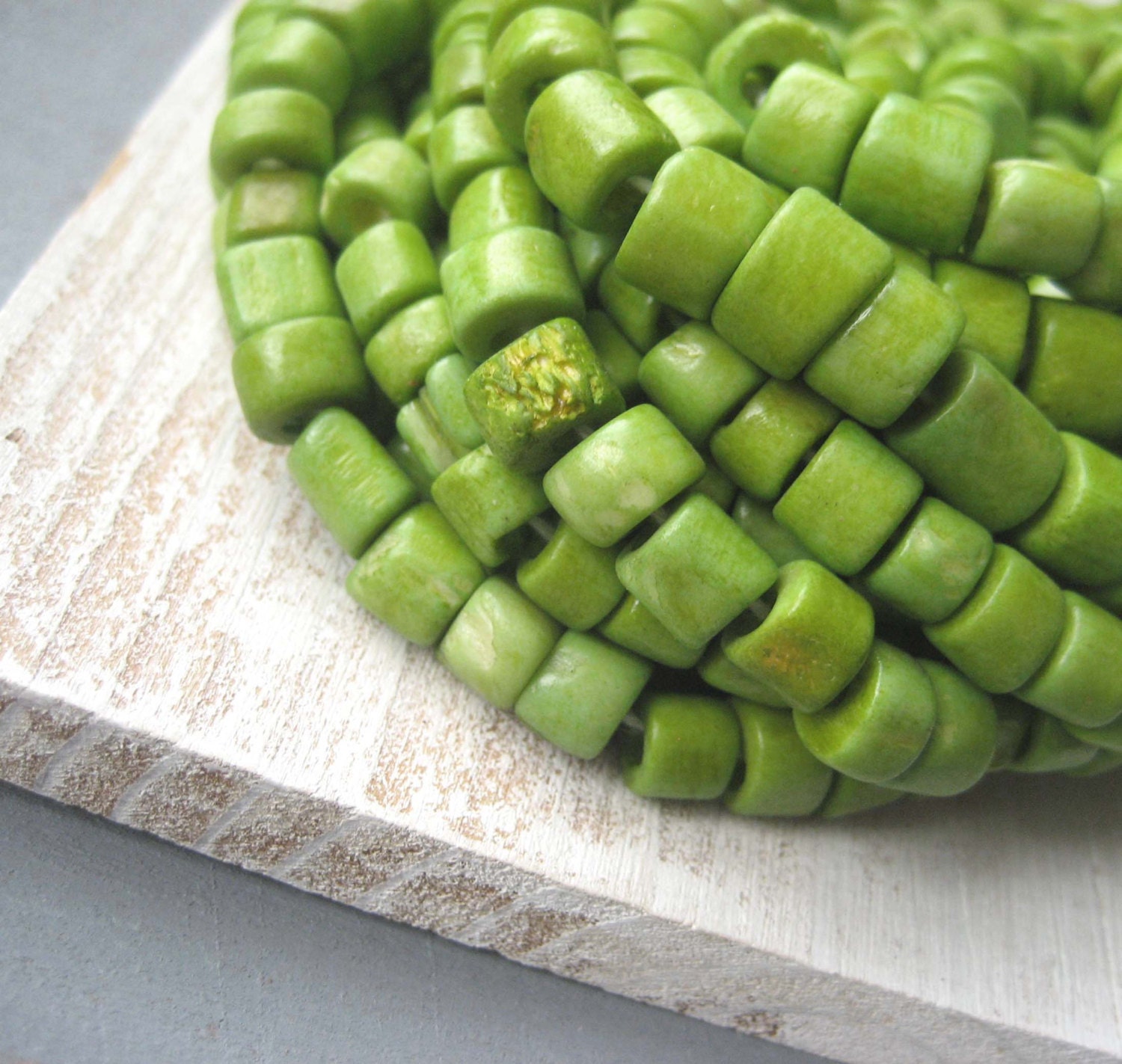 Lime green Uneven tube Bone beads  from Indonesia -  4 to 8 mm  25 pcs -  2Cbo8