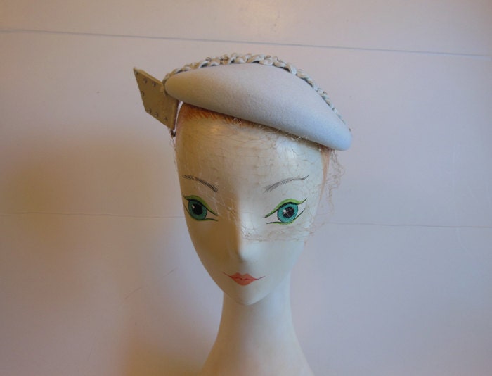 50s hat / Crown of Flowers Vintage 1950's Veil Tilt Hat