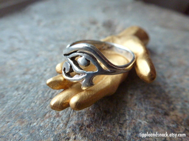 Vintage Egyptian Revival Sterling Silver Eye of Horus Ring