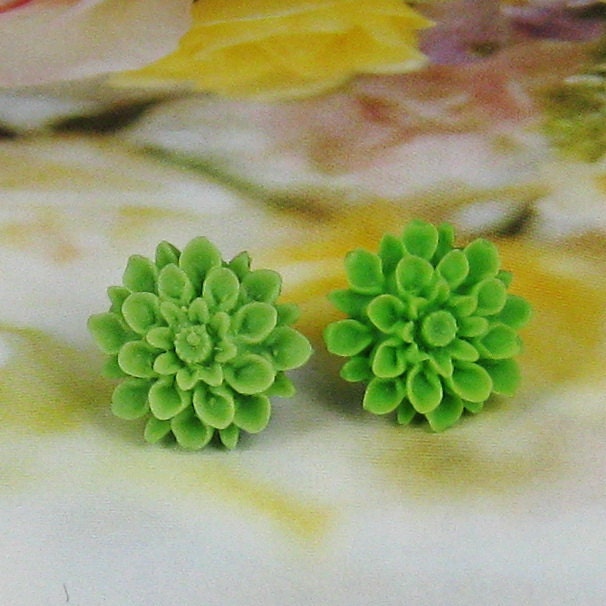 Lovely periodot green chrysanthemum earring / post