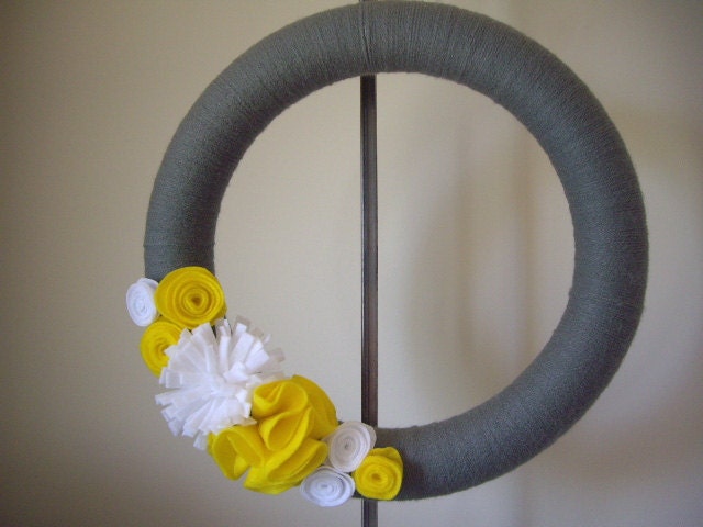 14" Gray Yarn Wreath, Yarn Wreath Felt Flowers, Felt Flowers, Black Wreath, Pink Wreath, Yellow Wreath, Fabric Flowers Wreath