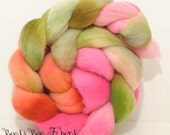 Portuguese Merino wool, combed top, wool roving, spinning, felting - 4.1 - TULIP APRICOT PARROT