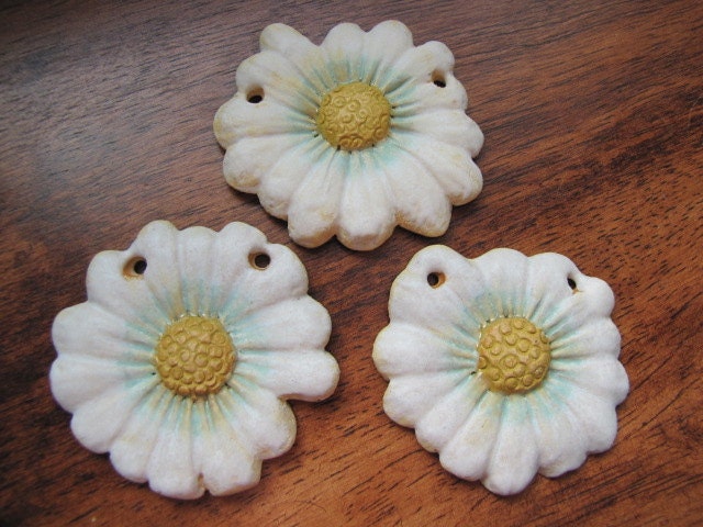 ONE LEFT  Big Bold Daisy focal