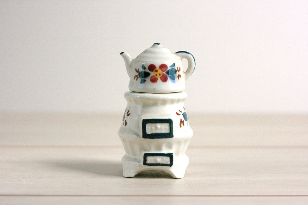 Vintage Teapot and Stove Salt and Pepper Shakers