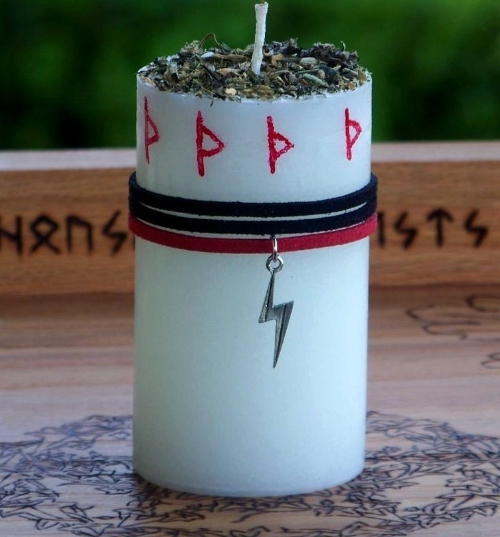 THUSSARAUN Thurisaz Rune Lightning Bolt Pillar Blót Candle w/ 9 Sacred Herbs for Self-Initiation into Runic Mysteries, Nordic Sorcery, Thor