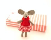 Valentine Red Felt mouse plush in matchbox bed