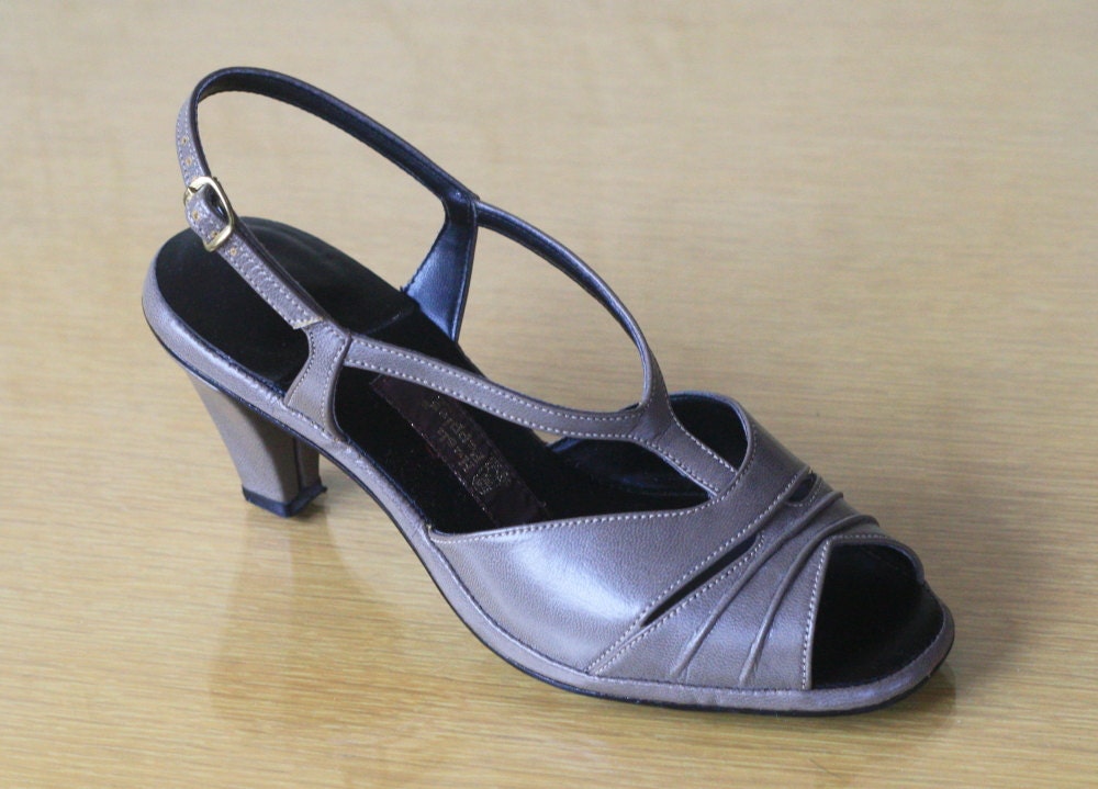 1980s gray vegan strappy sandals / peep toe  granny sandals / size 7