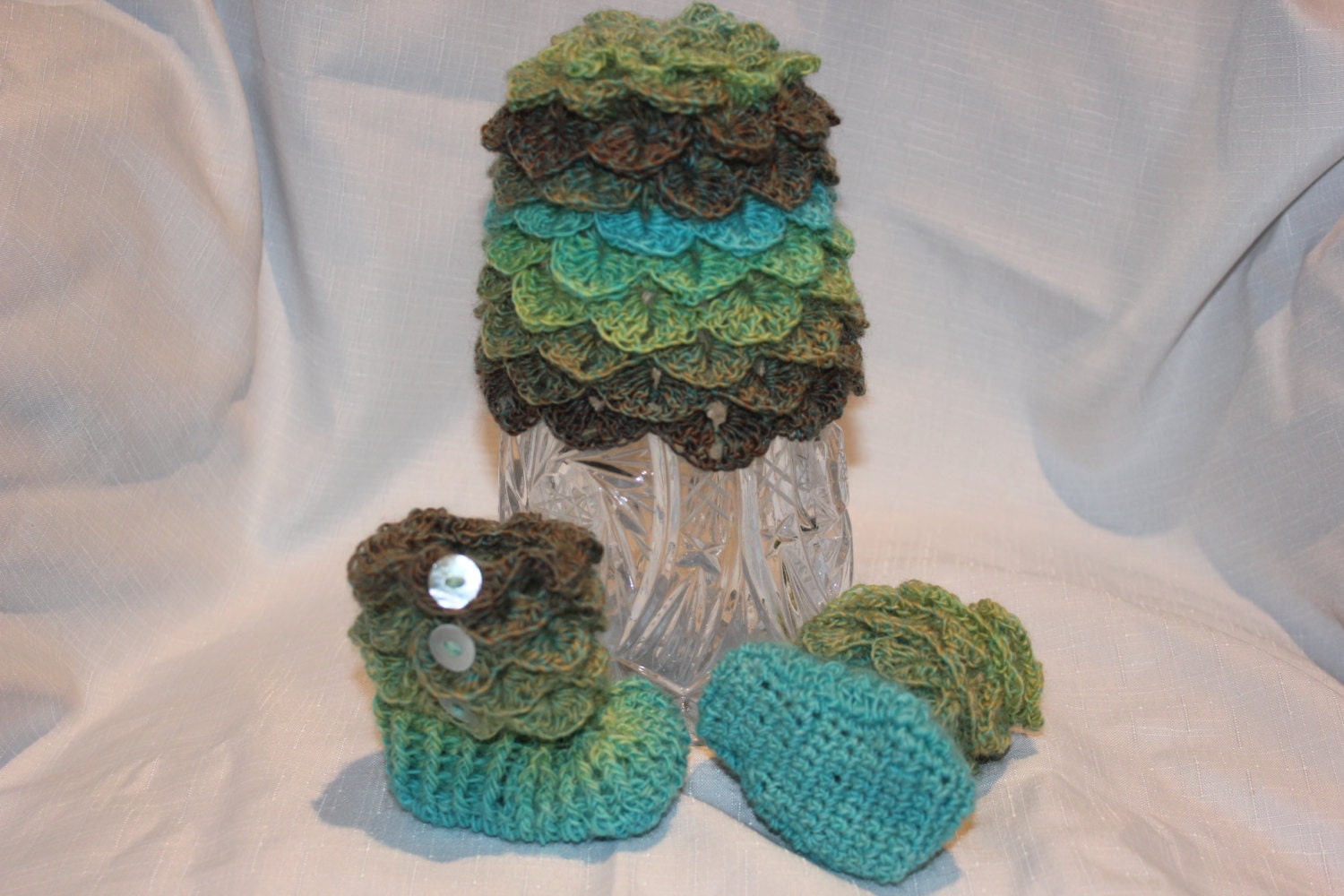 Made TO ORDER/ Ready to be shipped/Handmade Crochet New Born Baby Crocodile Stitch Hat and Booties Set / Size 0 to 6 months