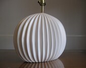 SCULPTURAL statement TABLE LAMP in gloss white