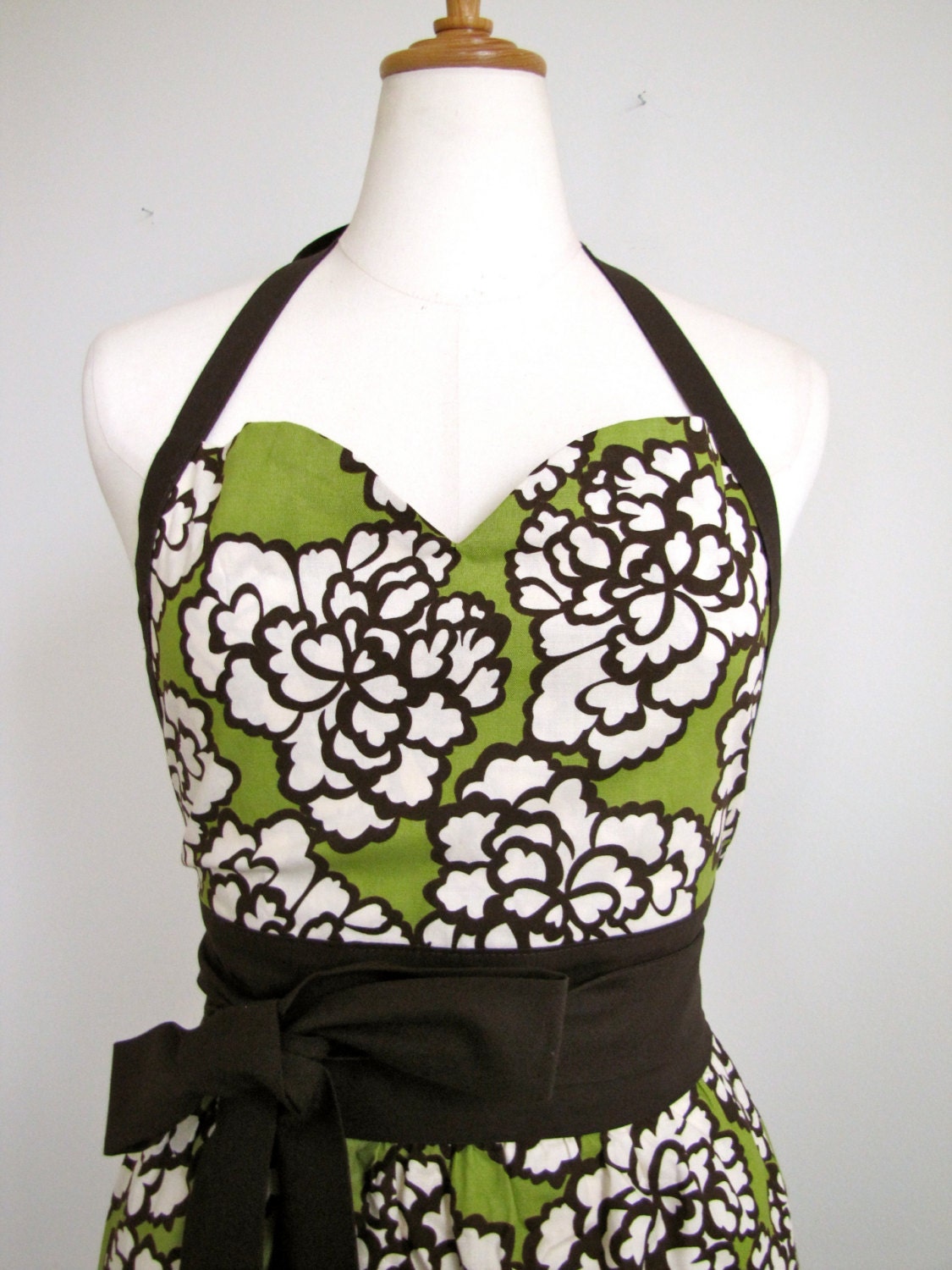 Apron Sweetheart in Green with Envy