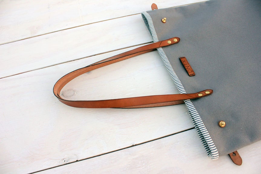 The Tug Tote in Grey