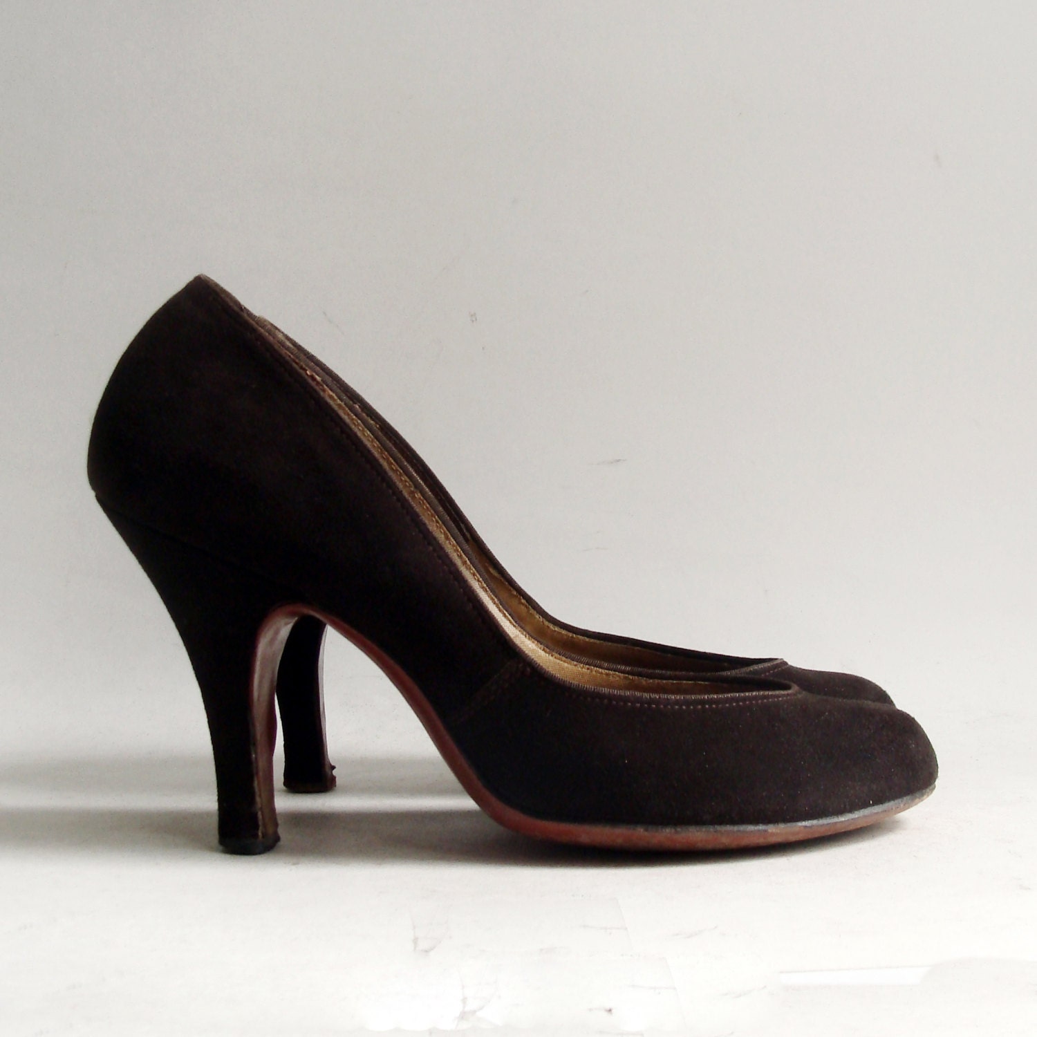 1940s heels / brown suede pumps / 40s bombshell heels / babydoll pumps / shoes 6.5 / heels 6.5