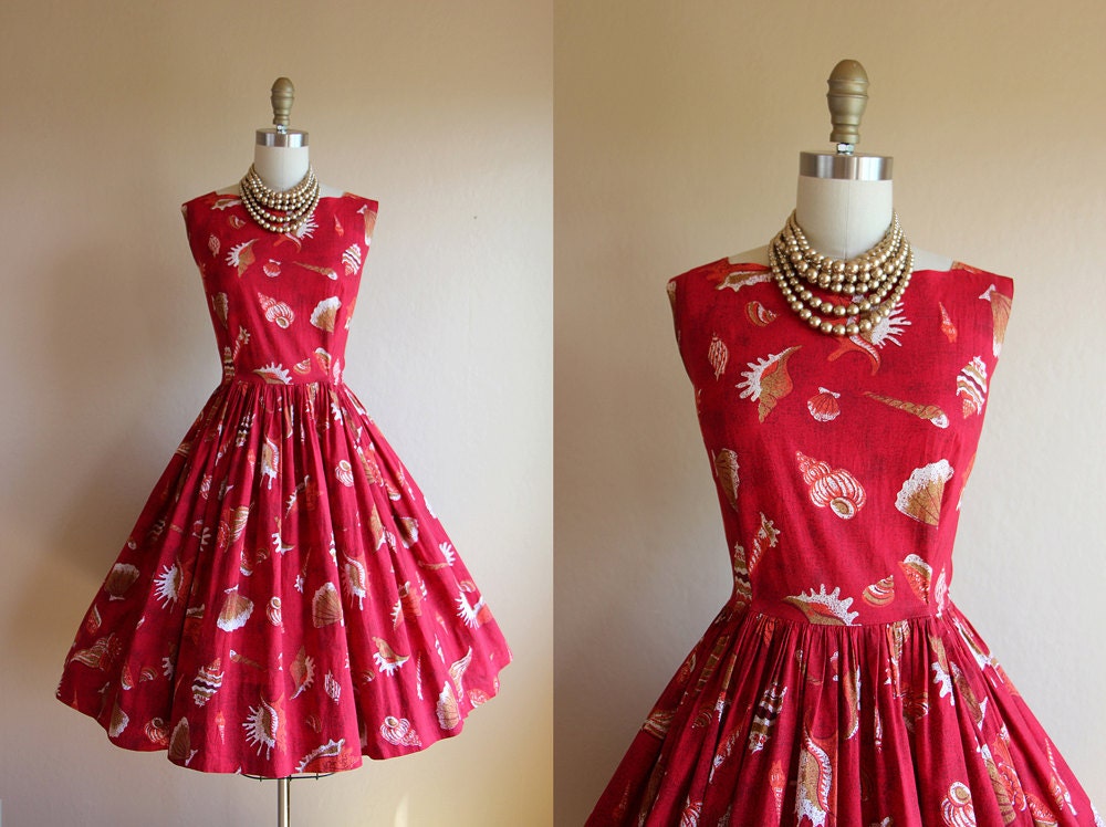 1950s Dress - Vintage 50s Dress - Red Hawaiian Novelty Sea Shell Print Cotton Full Skirt M - Weekend at the Shore
