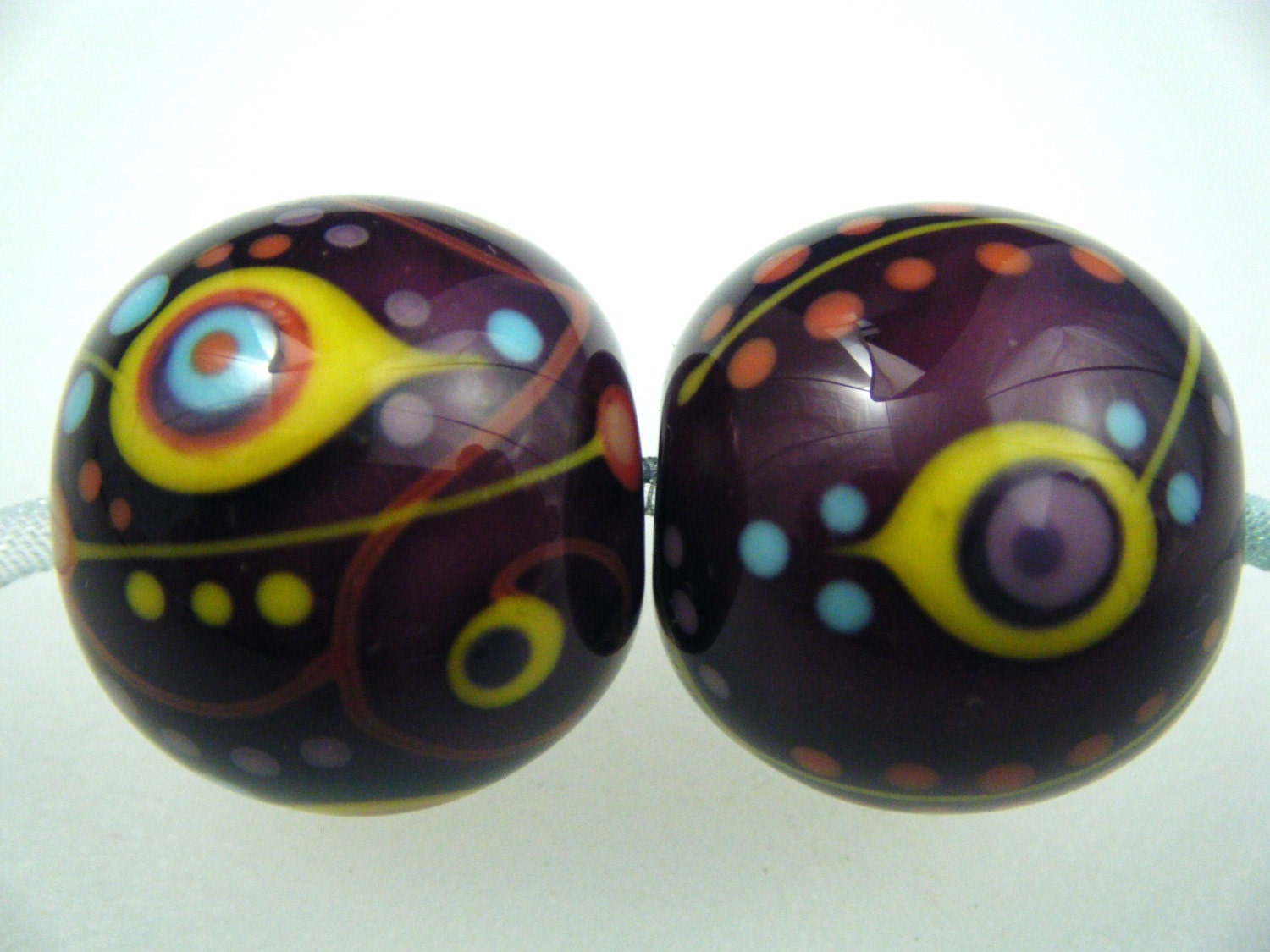 Moogin - Set of 2 aubergine tapestry pattern lampwork beads - 18mm -  SRA