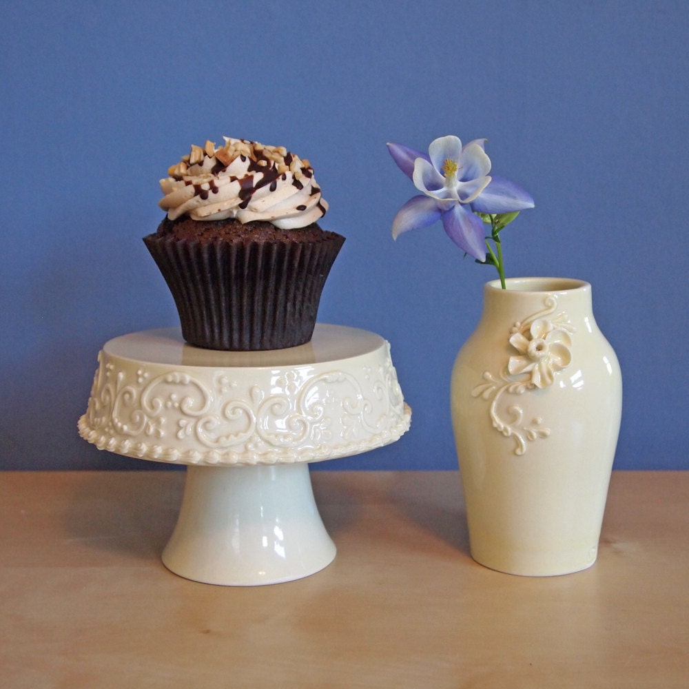 cupcake stand in buttercream with swirls