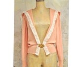 Cashmere Lace & Brooch Cardigan Peacy Pink L upcycled vintage Flower Basket brooch golden