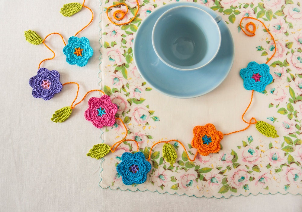 Bright Kitchen Floral Crochet Garland