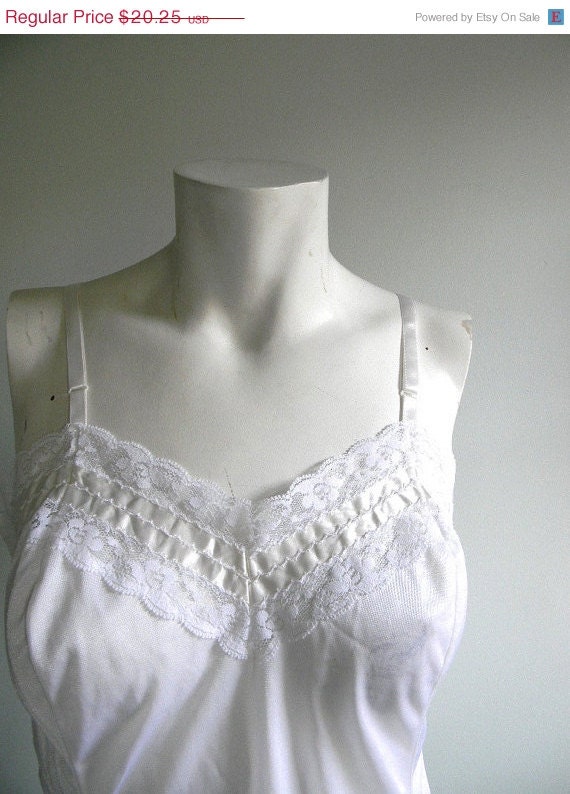 Memorial Day Weekend SALE vintage. Off White Lace Camisole / Medium