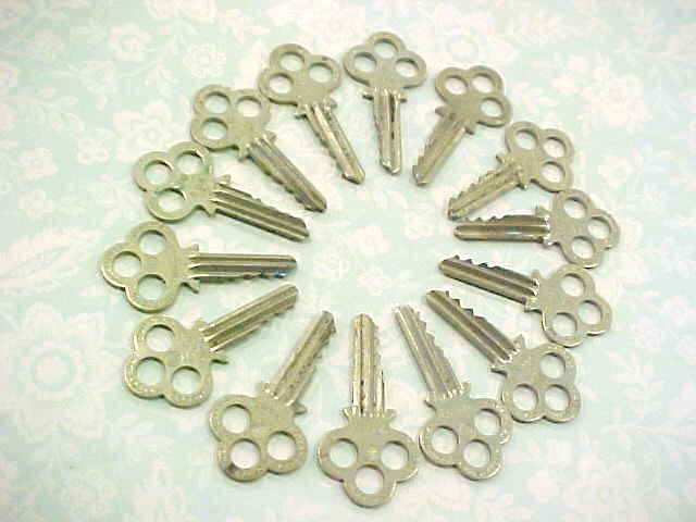 Yale Brand Vintage Estate Flat Keys Steampunk Art Supplies Lot (14) Each Findings Charms Pendants