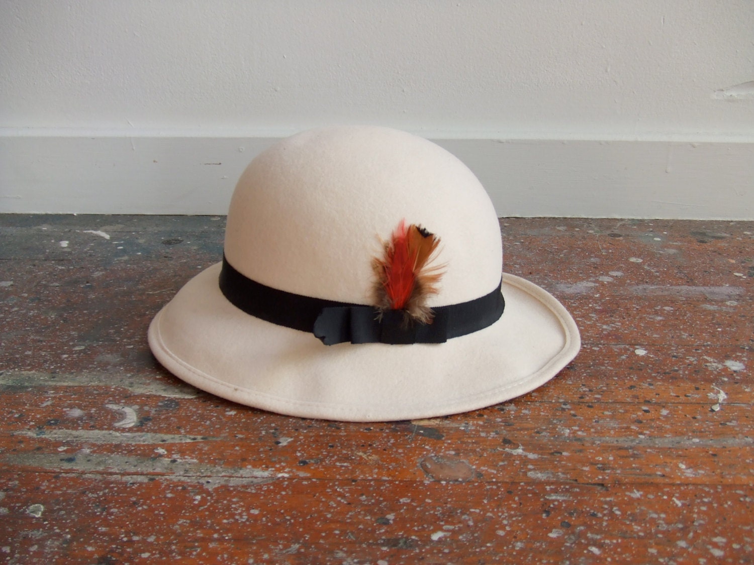 Vintage cream felt hat with black grosgrain ribbon and feather detail