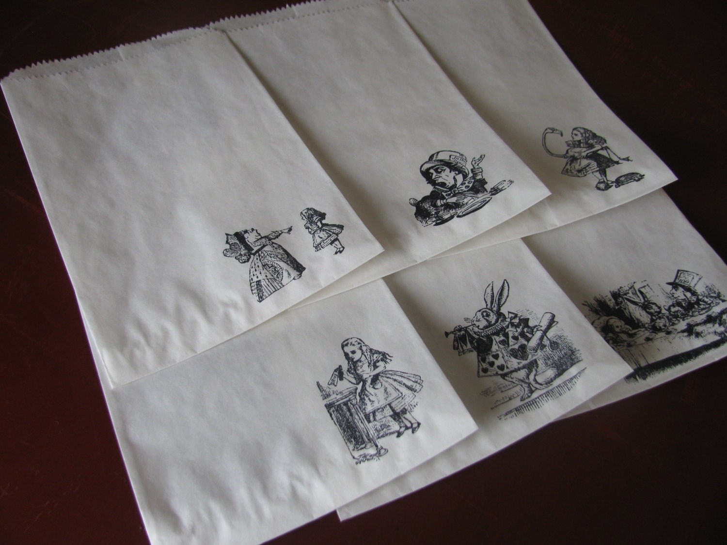 60 ALICE IN WONDERLAND party favor or treat bags- White or Brown