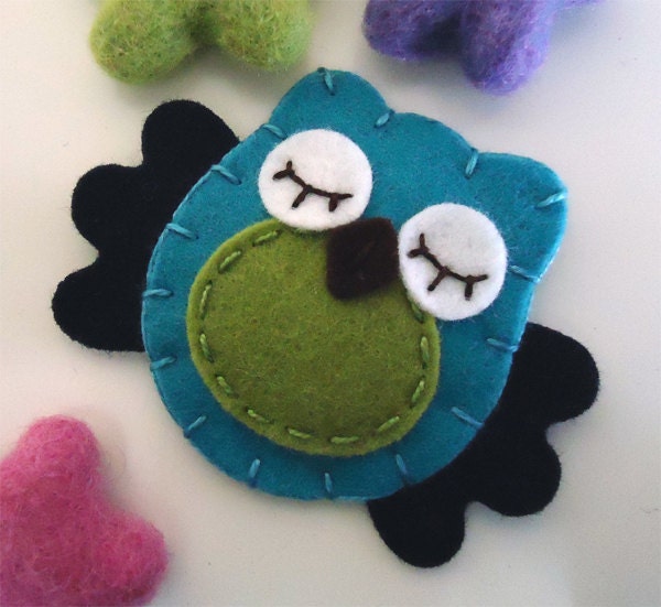NO SLIP Owl wool felt mini hair clip -teal/navy wings