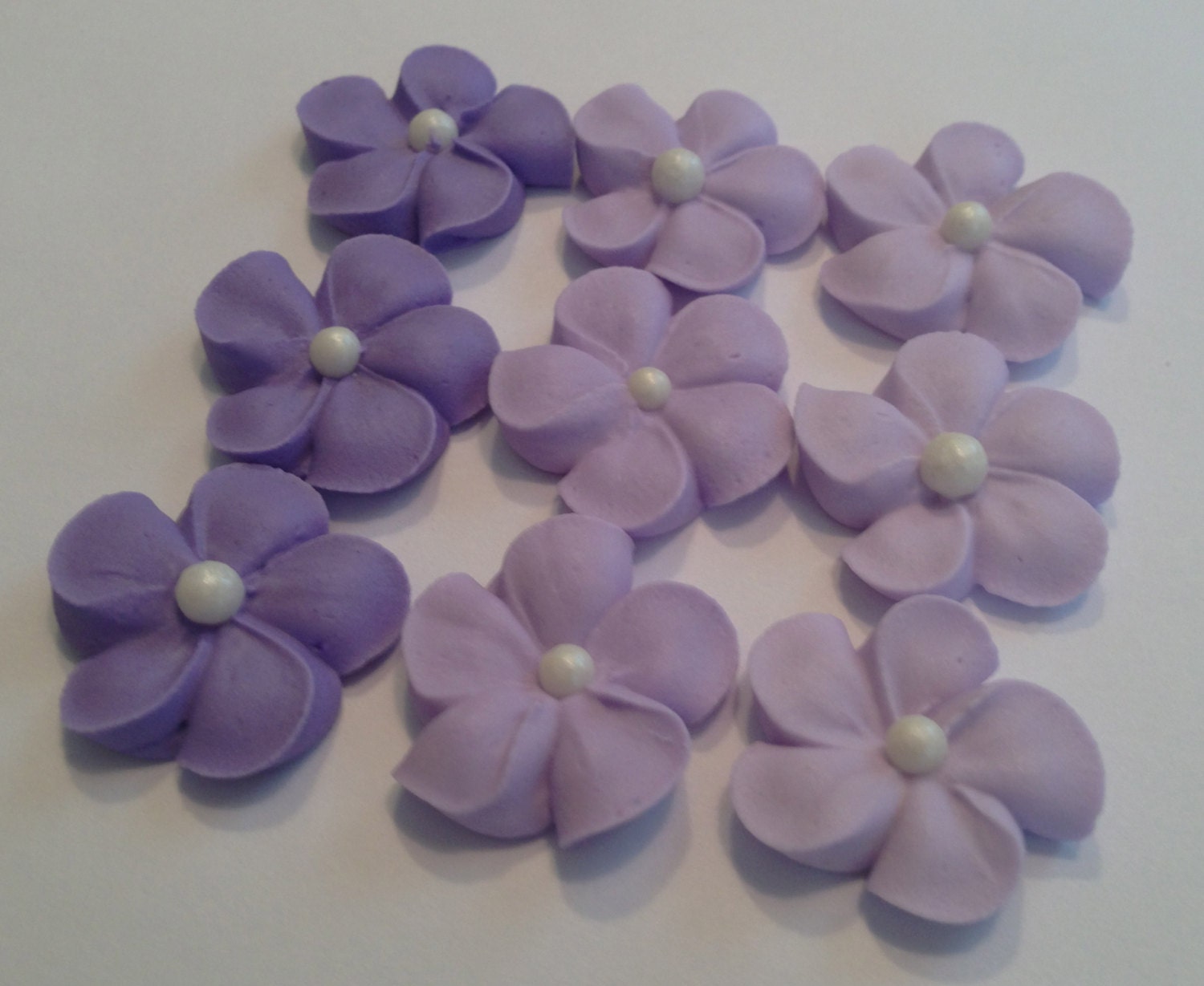 LOT of 100 royal icing flowers with sugar pearl 3 shades of purple Il_170x135