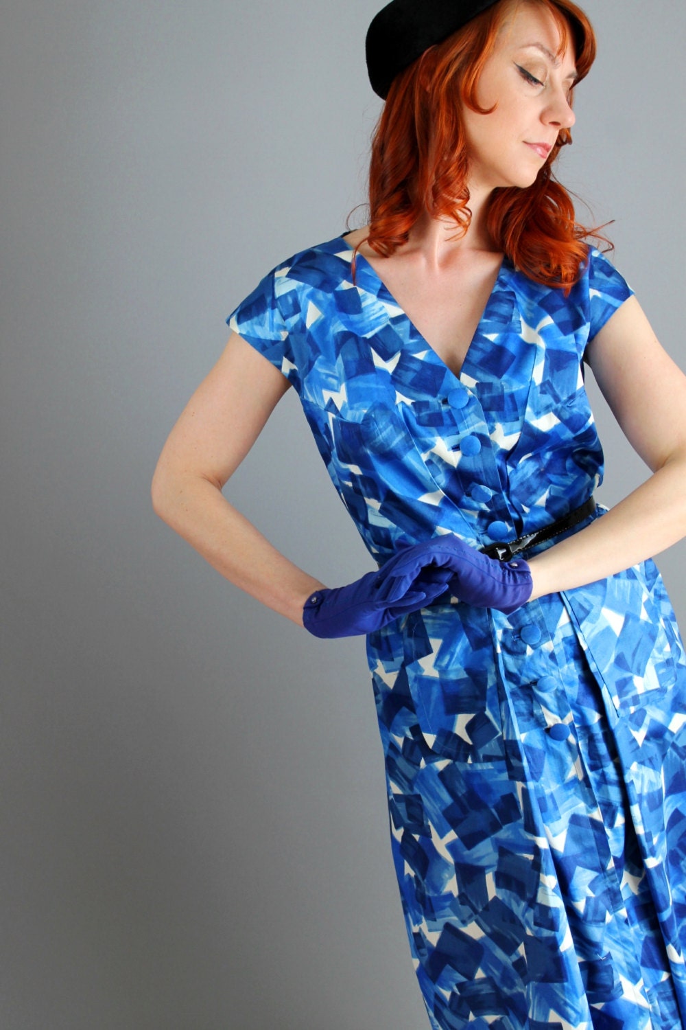 1950s Royal Blue Wiggle Party Dress. Graphic Print. Day Dress. Cocktail Dress. Mad Men Fashion. Weddings. Summer Cotton Dress. Size Large