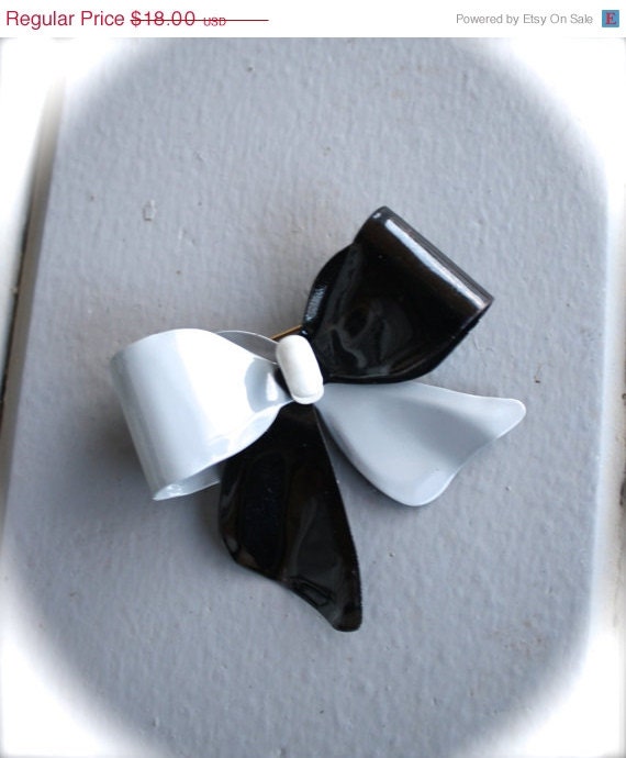 20% OFF SALE Vintage 1960's Black & Grey Bow Enamel Brooch