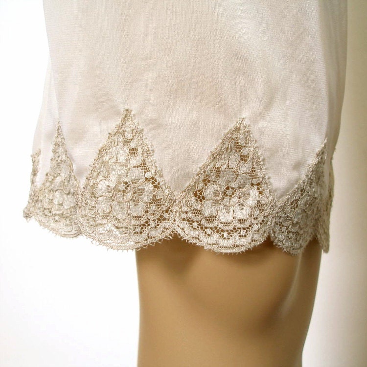 1960s Lingerie / 60s Cream White Lacy Petti-Pants Van Raalte Myth / XS to Small