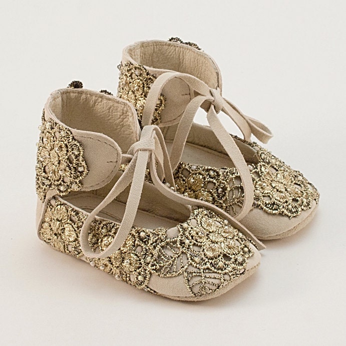 Leather baby shoes with golden lace