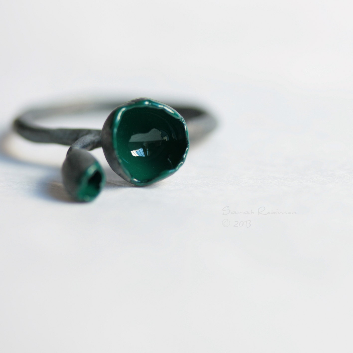 Black and Emerald Green Lychen Ring Oxidized Sterling Silver T14 - lachicadelosanillos