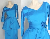 30% OFF. 1950's. peplum. vibrant blue. cumber bun. flower belt. wiggle dress. cocktail dress. Sz s.