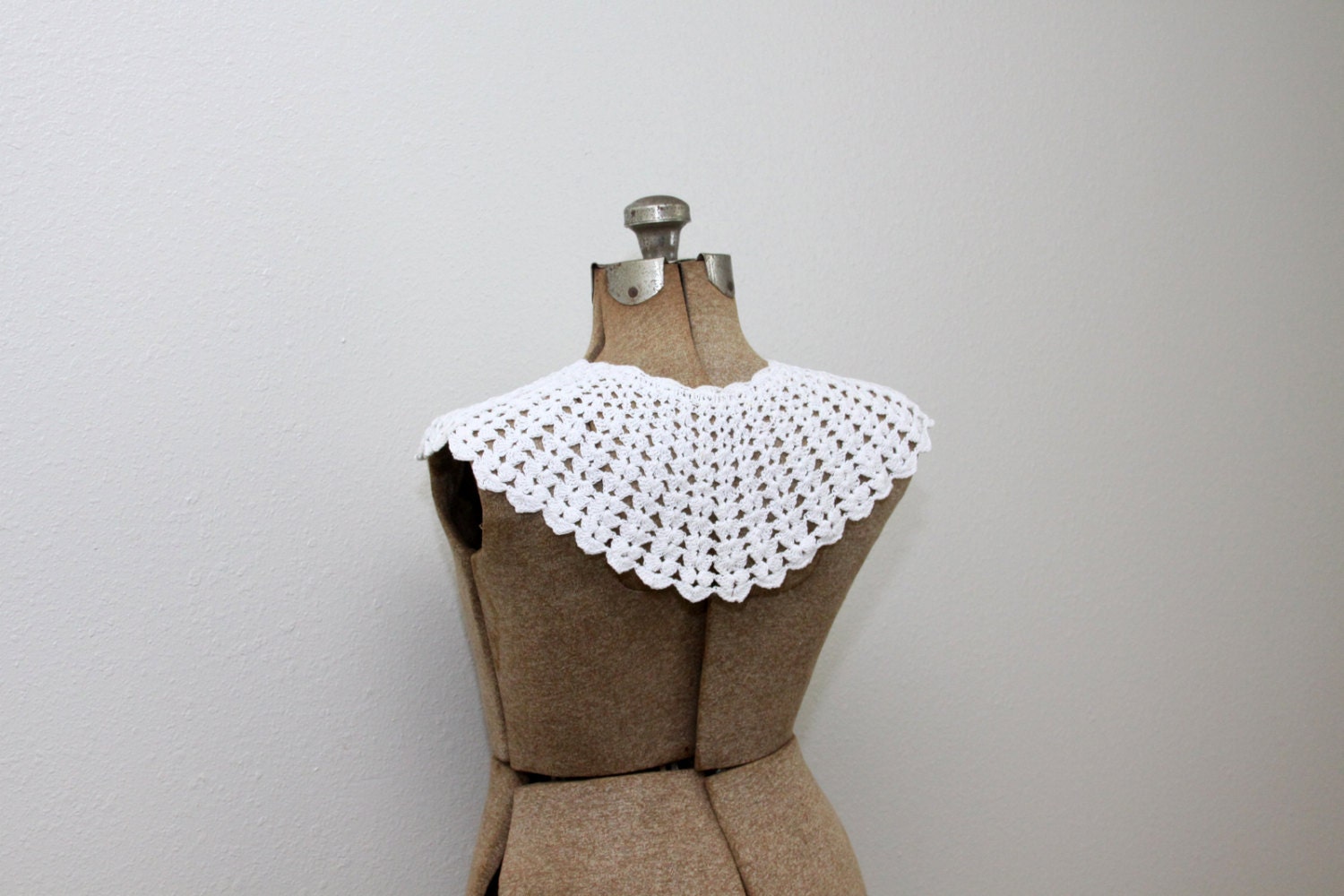 Scalloped Peter Pan Collar . Mid Century Vintage . Crochet White Wedding Collar . Pearl Button Closure