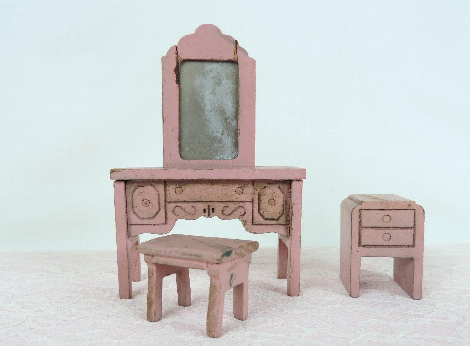 Strombeker Dollhouse Furniture Antique Bedroom Set Pink Wooden Vanity Set with Nightstand