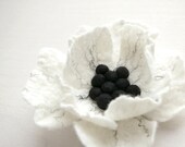 felt flower poppy brooch / SLEEPING BEAUTY in white / made to order (in 1 week)