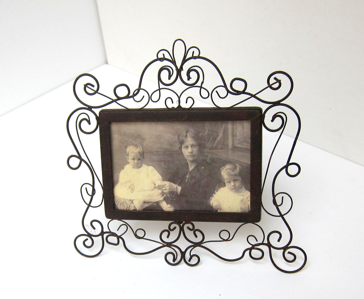 Vintage shabby chic rustic french scroll rusty wire photo frame