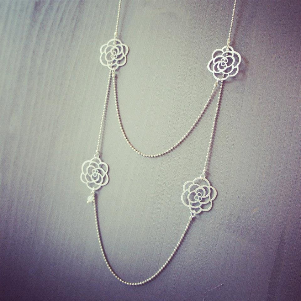 Camelia necklace