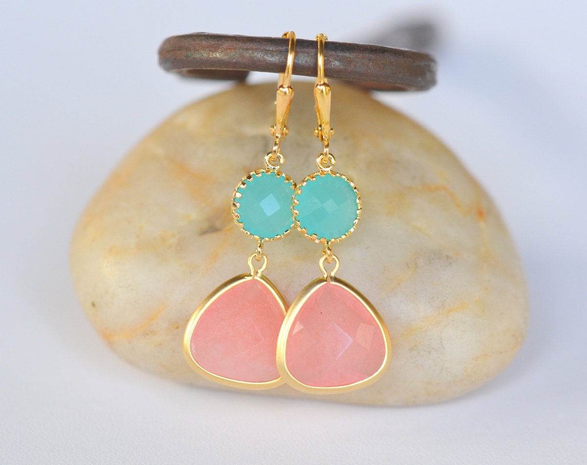 Coral Pink Teardrop and Turquoise Circle Stone Dangle Bridesmaid Earrings in Gold.  Glass Drop Earrings. Turquoise Dangle Earrings.