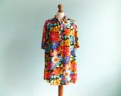 Vintage summer shirt blouse / multicolor / bold floral print / buttoned up down / short sleeves / oversized large
