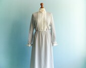 Vintage stripe print dress / wihte grey / day dress / collar / pleated top / long sleeves / below knee / small medium