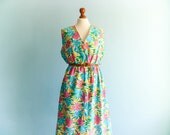 Vintage floral day dress / multicolor / blue pink yellow / v neck / sleeveless / midi / medium