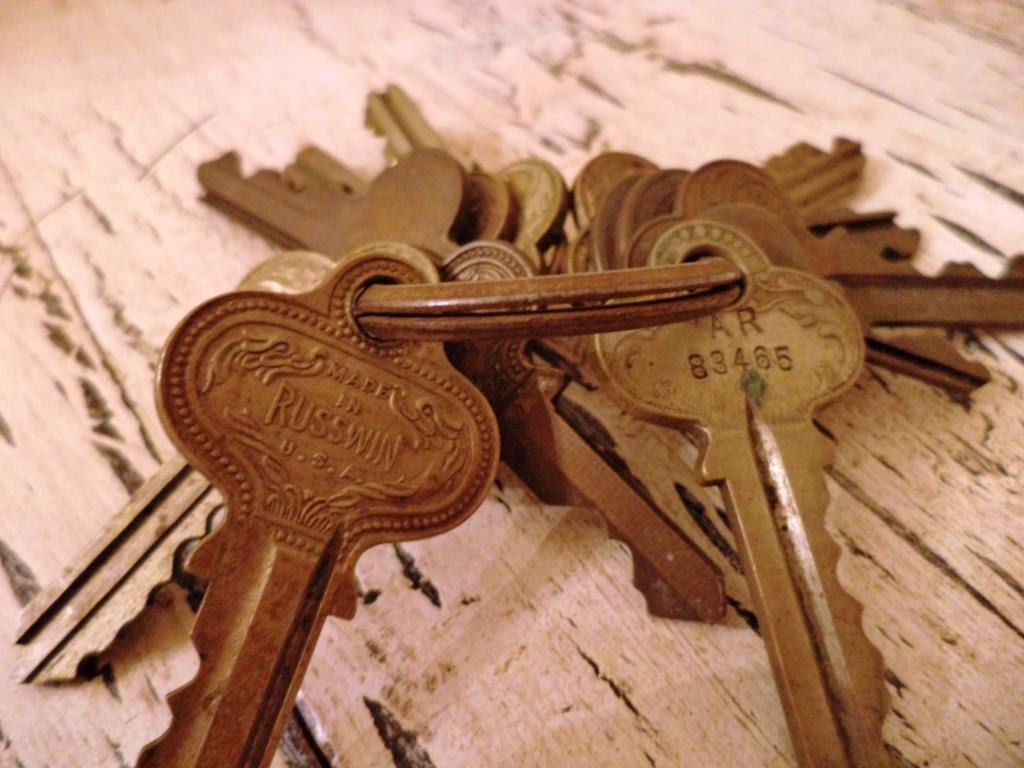 Collection of Vintage Keys - Beautiful Gold Toned Keys for Altered Art, Scrapbooking, Wedding Favors, Steampunk