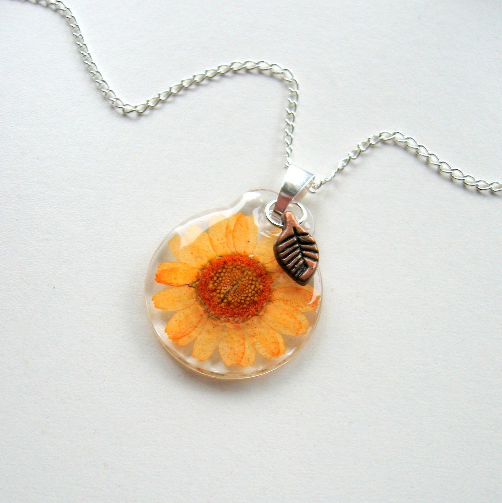 Peach Daisy - Real Flower Garden Necklace